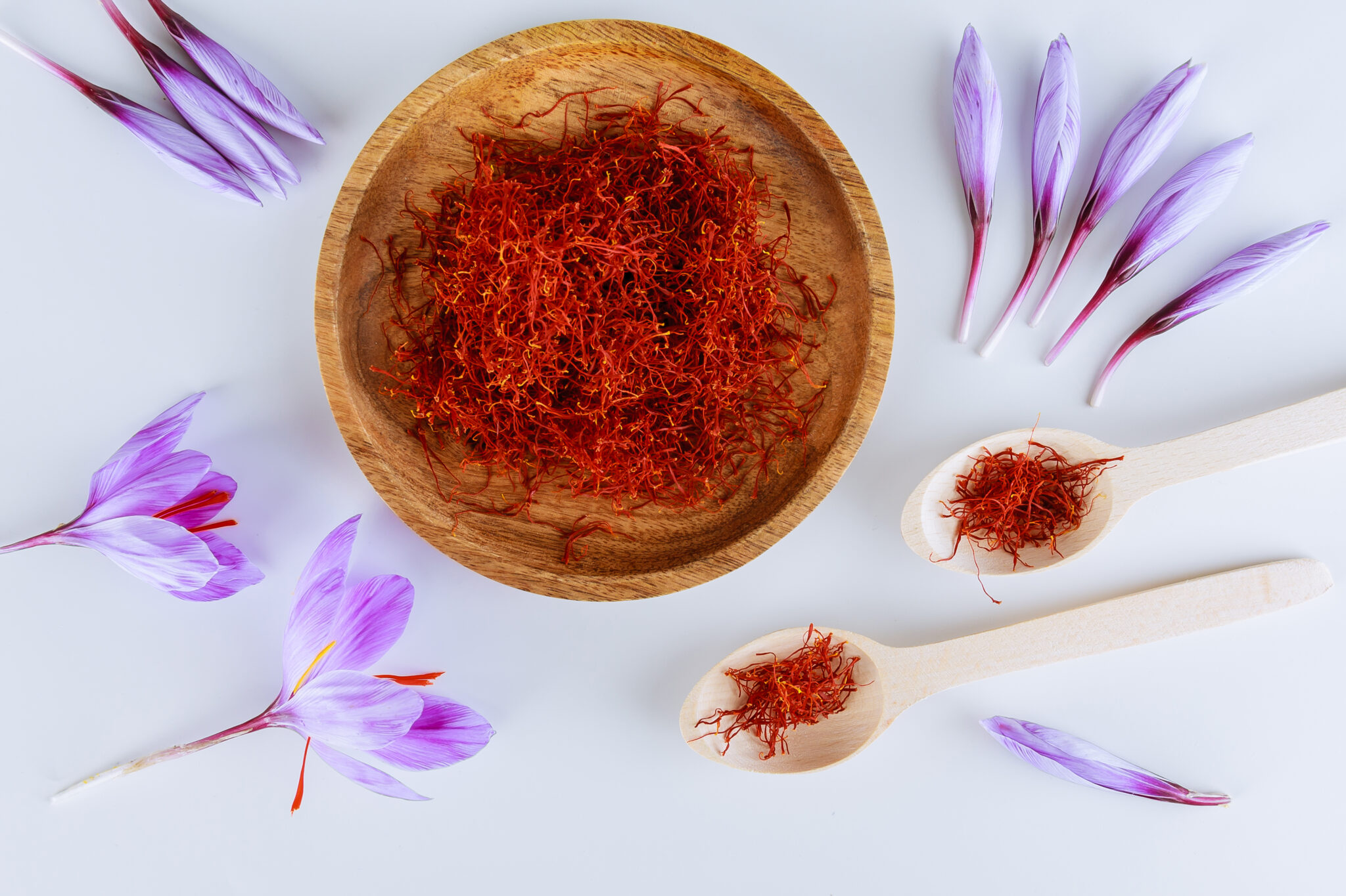 bunch of saffron stamens crocus buds in a wooden 2023 11 27 05 00 17 utc scaled BazaarIstanbul